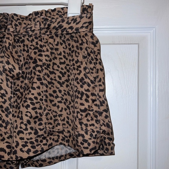 AERIE Women's Leopard Animal Print Pull-On Paperbag Style Cuffed Camp Short Sz S - Picture 3 of 10